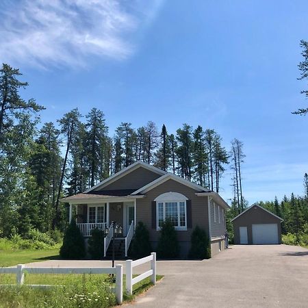 Le Chalet De Claude, Au Pied Des Monts-Valin Saint-David-de-Falardeau Kültér fotó