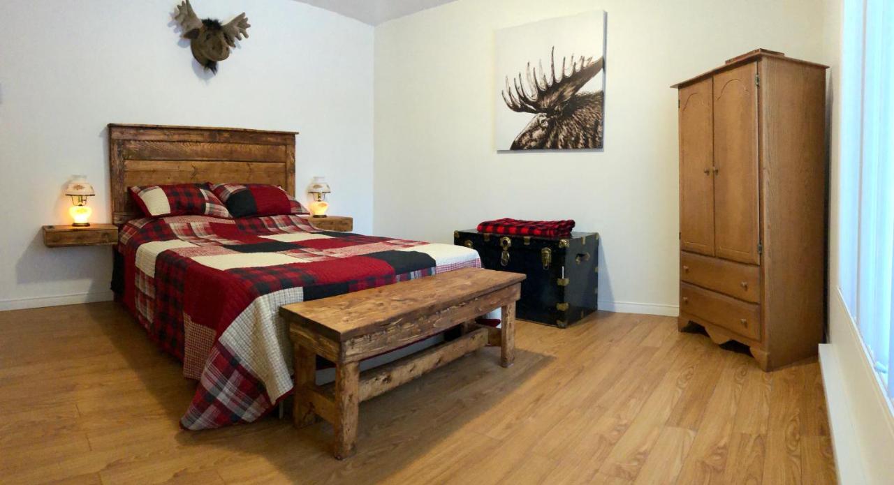 Le Chalet De Claude, Au Pied Des Monts-Valin Saint-David-de-Falardeau Kültér fotó