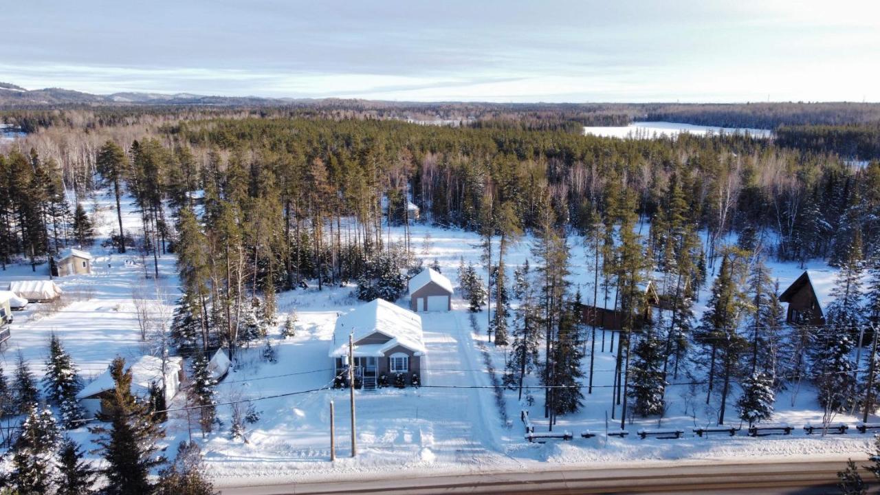 Le Chalet De Claude, Au Pied Des Monts-Valin Saint-David-de-Falardeau Kültér fotó